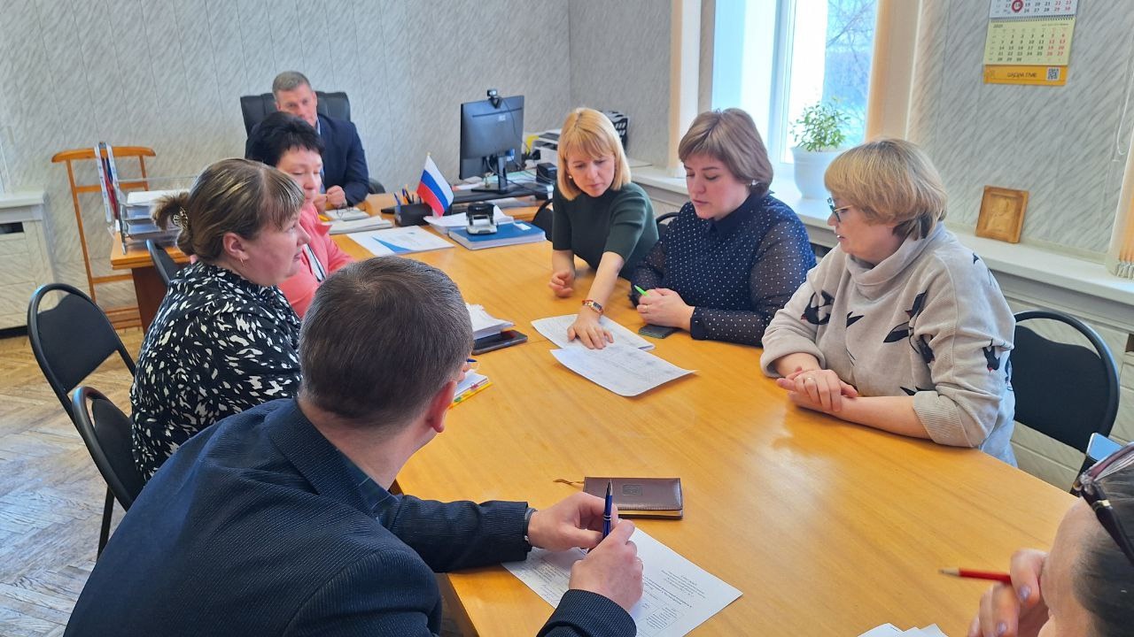 В администрации округа состоялось рабочее совещание по вопросам реализации проектов в рамках регионального проекта &quot;Комфортное Поморье&quot; с представителями Луковецкого ТО и Холмогорского ТО..